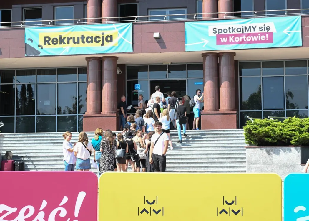 Rekrutacja na studia - kandydaci na studia czekający przed Biblioteką Uniwersytecką UWM