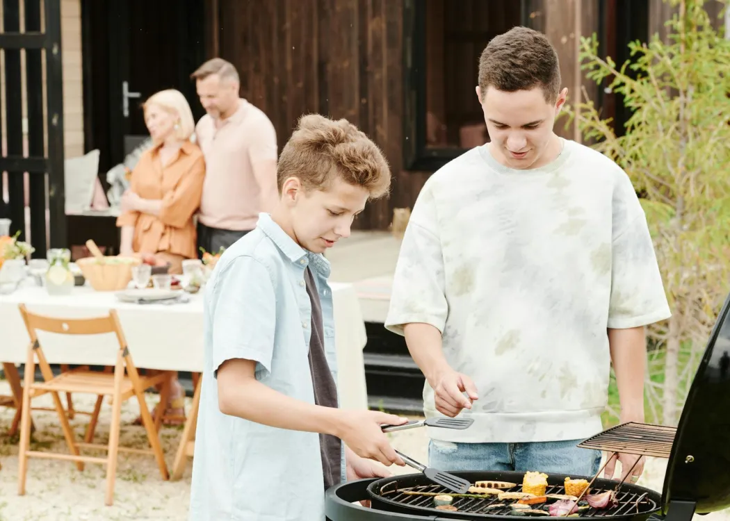 Rodzina podczas grillowania / Fot. Julia M. Cameron/Pexels