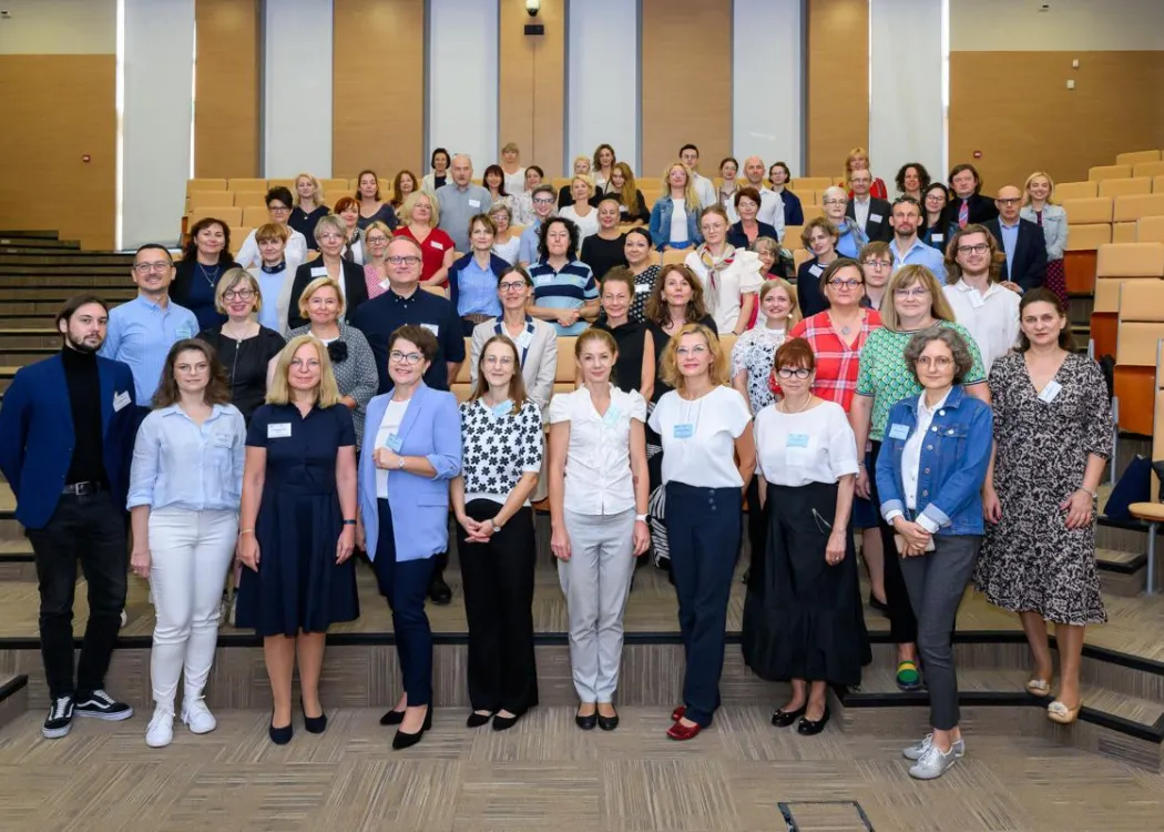 grupa uczestników konferencji 