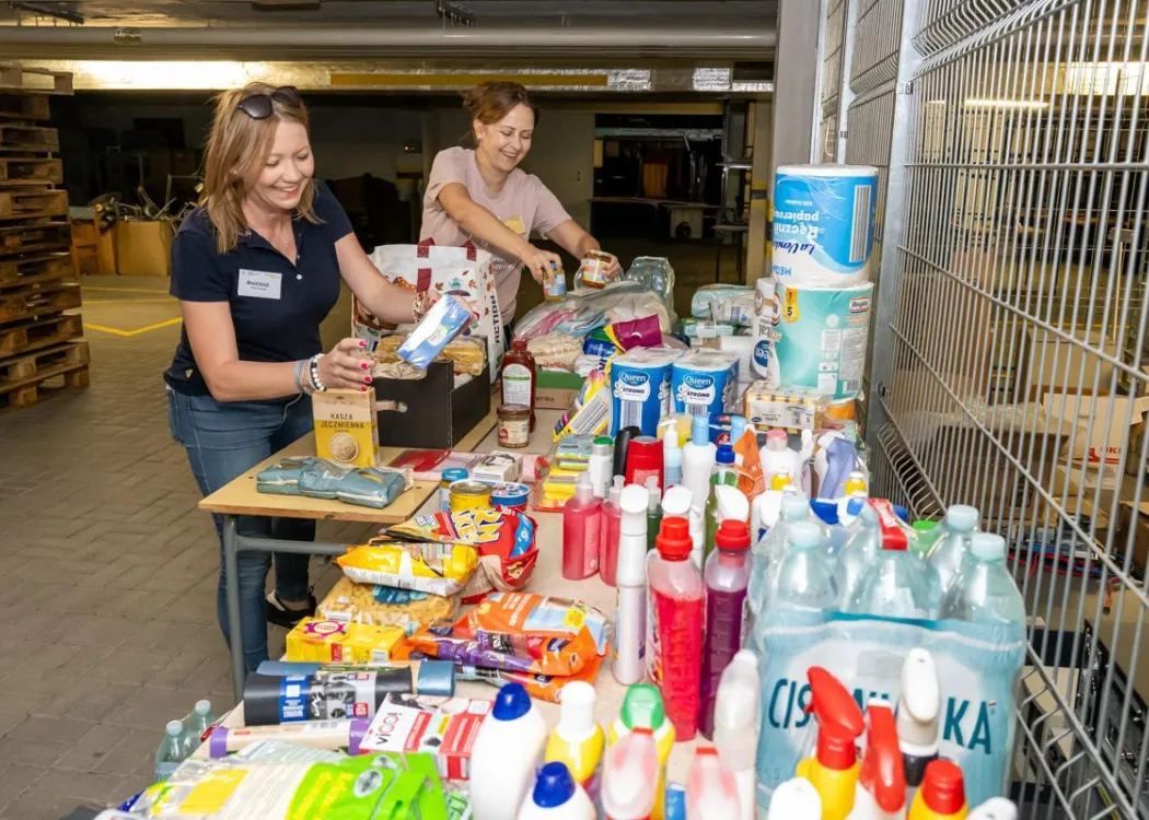 Wolontariuszki przyjmują dary dla powodzian w magazynie Biblioteki Uniwersyteckiej UWM