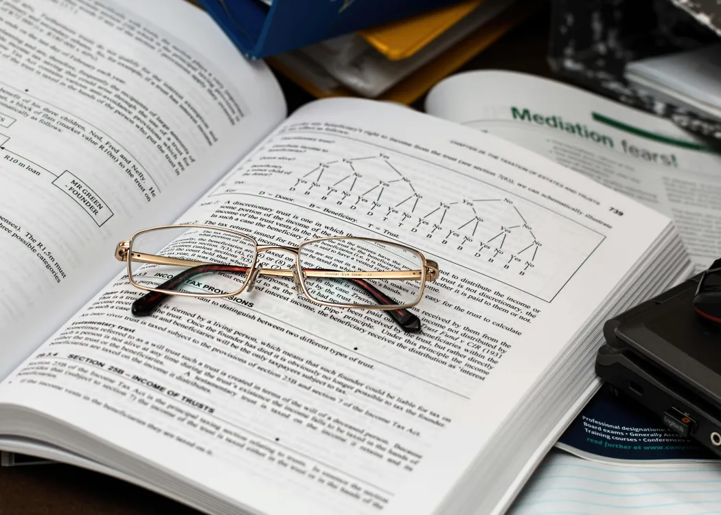 Zdjęcie ilustracyjne - książka i okulary