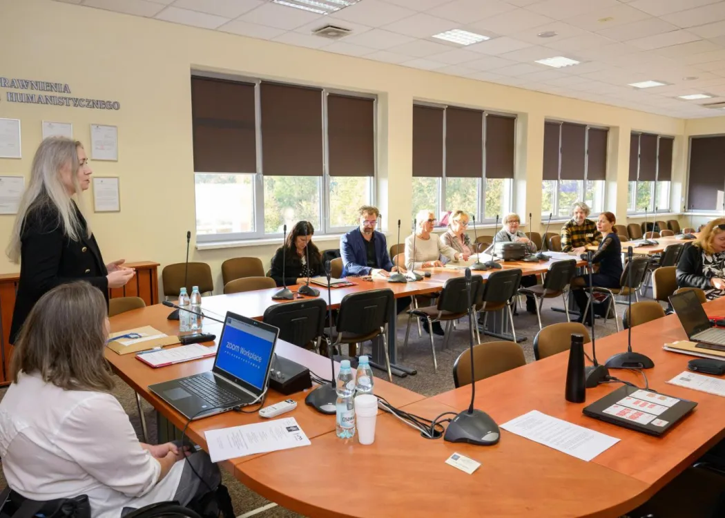 uczestnicy konferencji (E)migracja – pamięć kulturowa – tożsamość kulturowa"