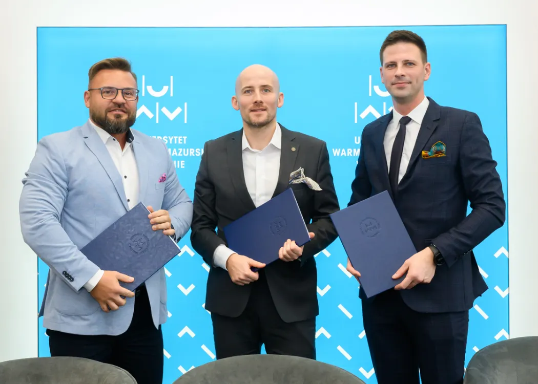 Na zdj. od lewej: Marcin Wojczyński, wiceprezes zarządu Trias, Bogusław Stec, kanclerz UWM, Mateusz Pikuliński, dyrektor "Kortosfery"