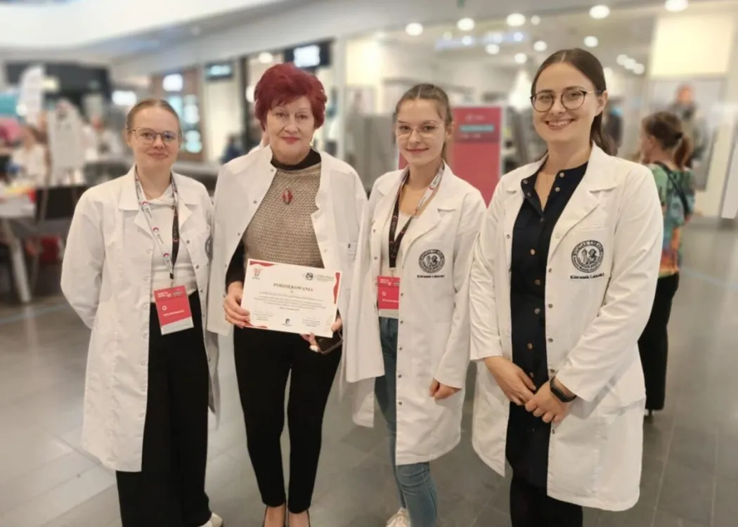 Przedstawicielki UWM podczas akcji Zdrowie pod kontrolą w Galerii Warmińskiej