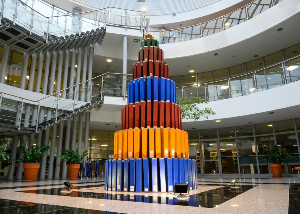 choinka z segregatorów w Bibliotece Uniwersyteckiej UWM