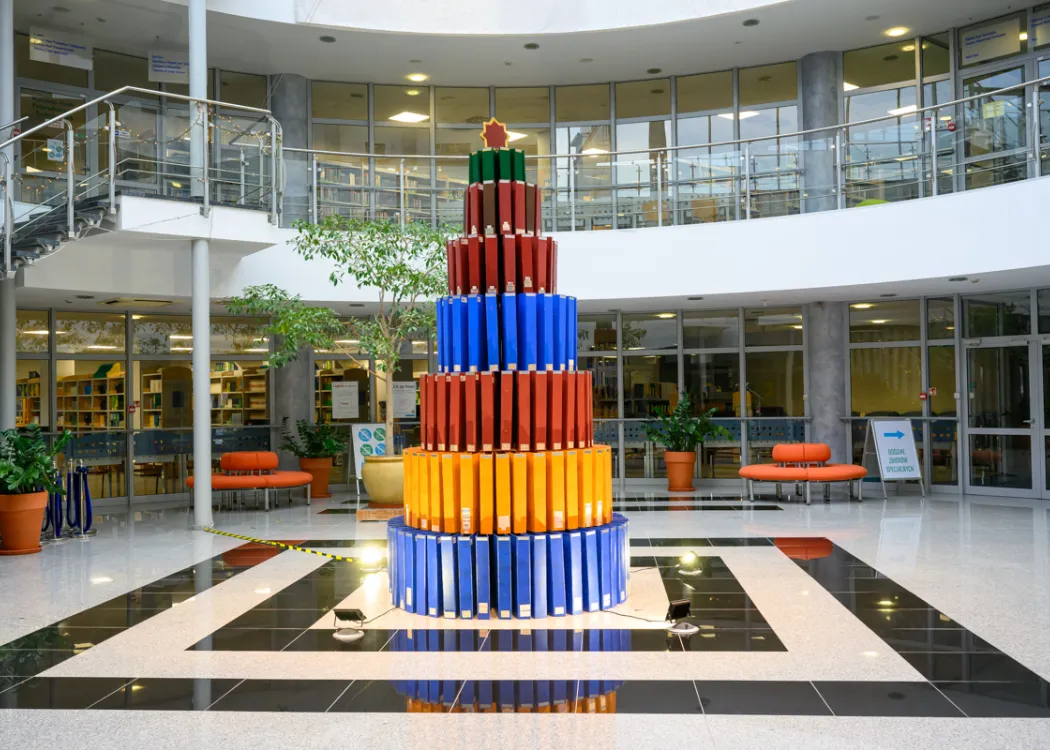 choinka z segregatorów w Bibliotece Uniwersyteckiej UWM