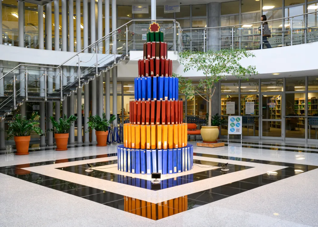 choinka z segregatorów w Bibliotece Uniwersyteckiej UWM
