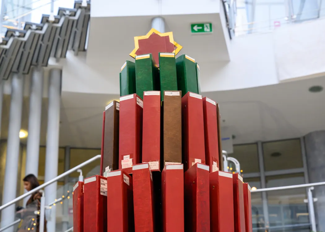 choinka z segregatorów w Bibliotece Uniwersyteckiej UWM