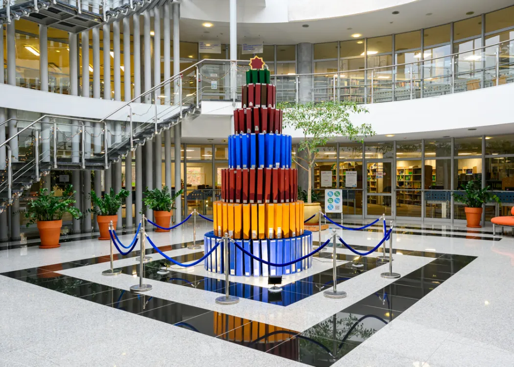 choinka z segregatorów w Bibliotece Uniwersyteckiej UWM