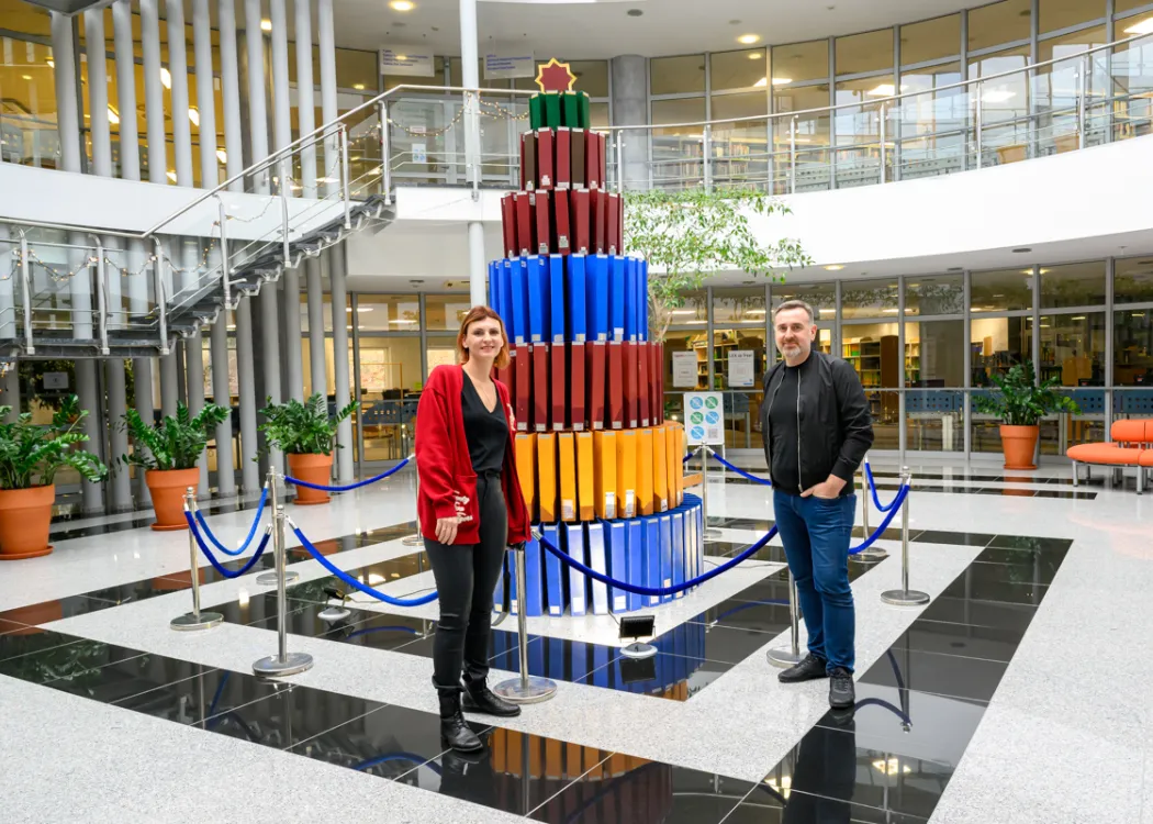choinka z segregatorów w Bibliotece Uniwersyteckiej UWM