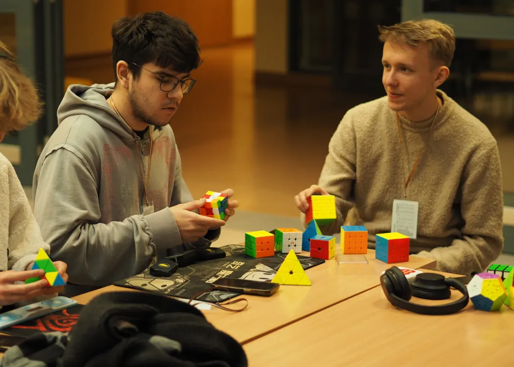 Turniej speedcubingowy - układanie kostki Rubika