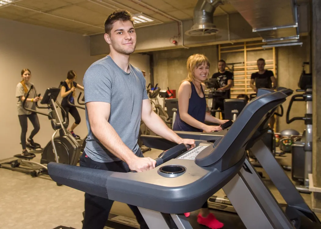 zajęcia sportowe na siłowni 