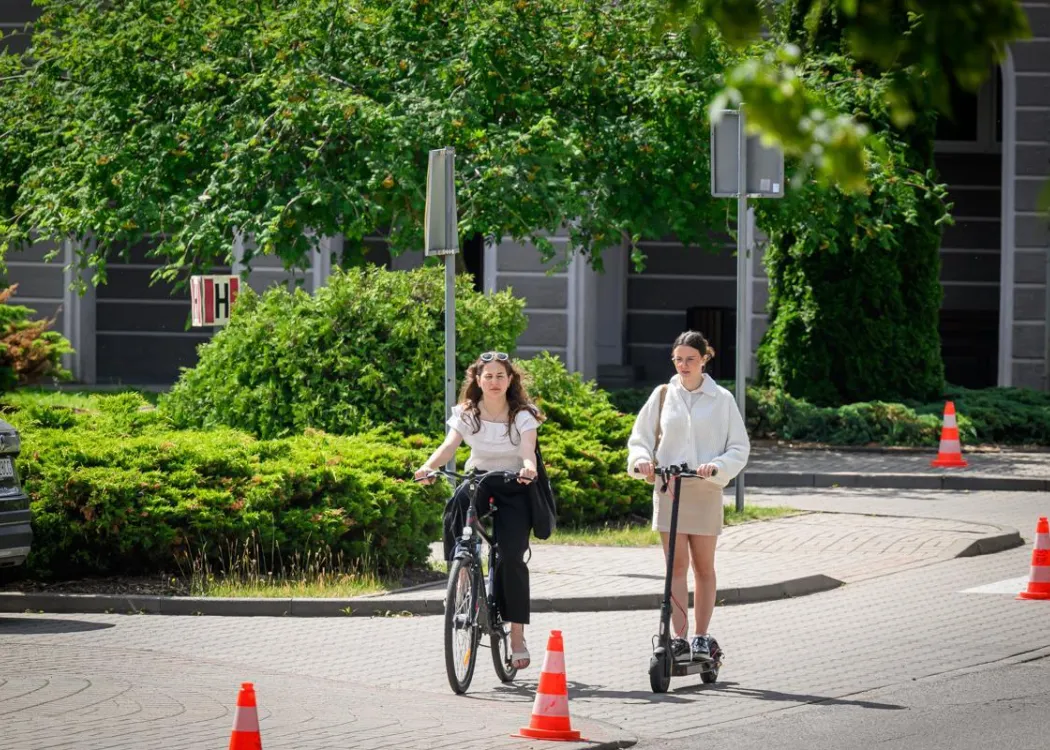 Dziewczyny na pojazdach - rower i hulajnoga