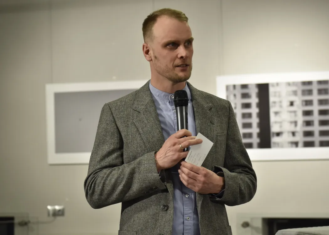 Maciej Janicki w Galerii Stara Kotłownia fot. Ścibor Ciepielewski