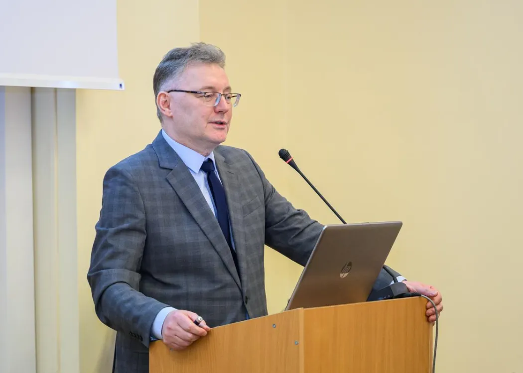 Prof. Tomasz Waśniewski podczas wykładu 