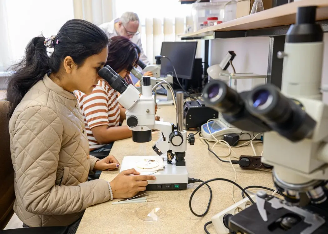 studentki z Indii na Wydziale Biologii i Biotechnologii 
