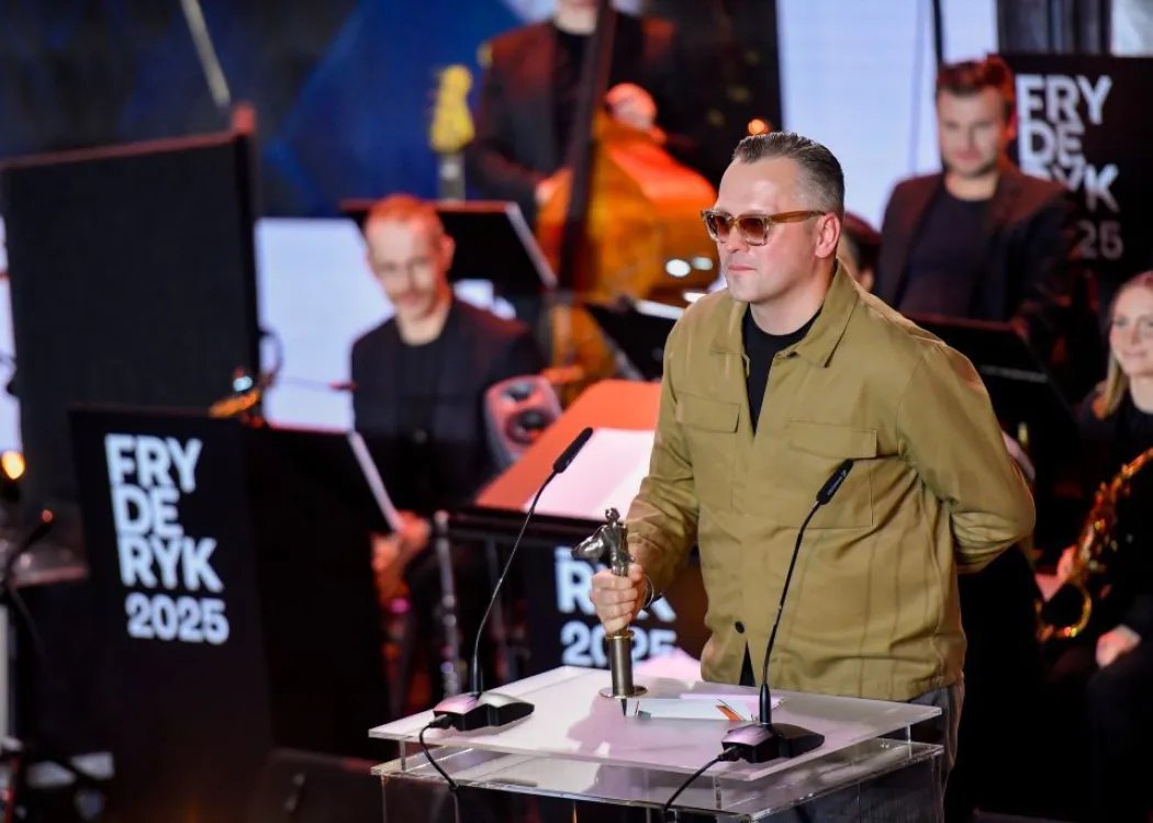 Tomasz Dąbrowski odbiera Fryderyka / fot. mat. organizatorów (Fryderyki Fesiwal)