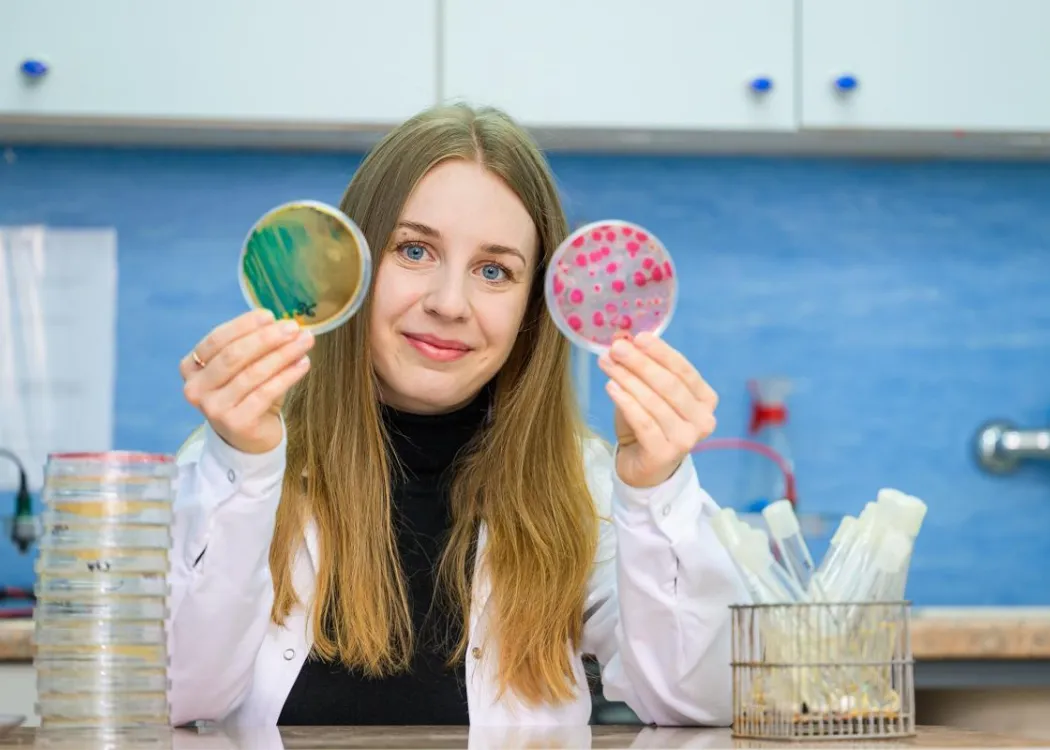 Małgorzata Czatzkowska w laboratorium