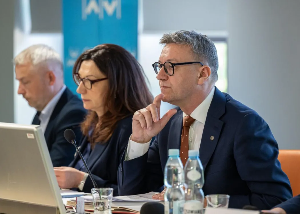 Rektor UWM podczas obrad Senatu 