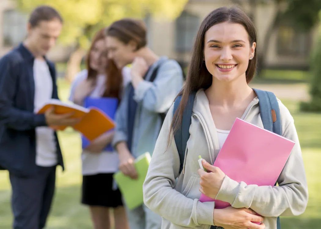 Studenci przed budynkiem uczelni / Fot. www.freepik.com
