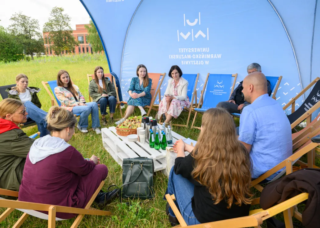 debata akademicka o koszeniu trawników