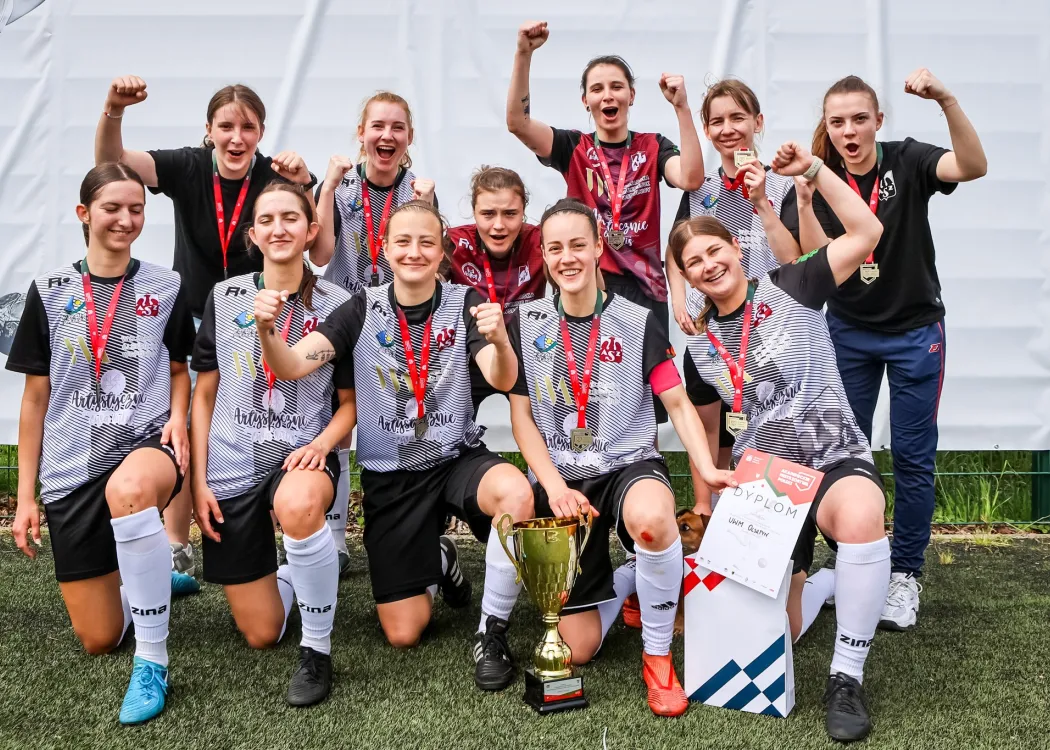 drużyny piłkarek nożnych z UWM 