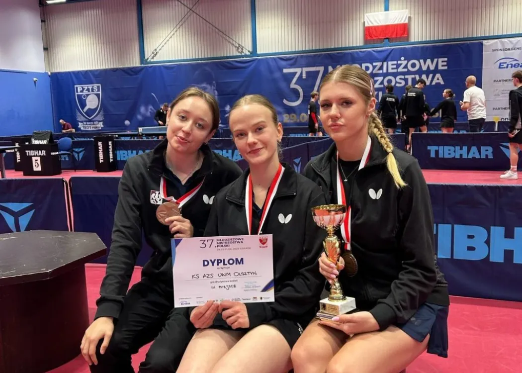 Zawodniczki KS English Perfect AZS UWM Olsztyn z medalami i pucharem