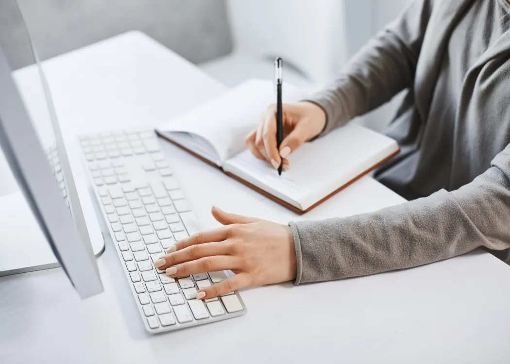 Praca przy komputerze - grafika ilustracyjna / Fot. Freepik