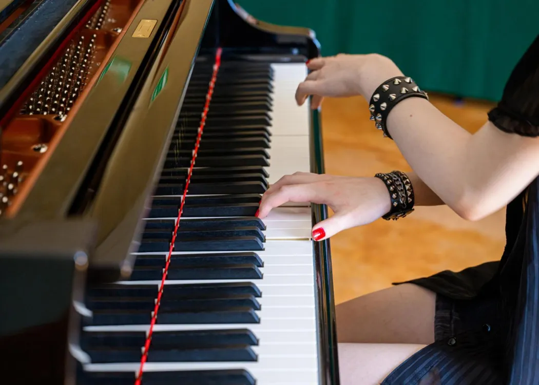 Dłonie osoby grającej na pianinie