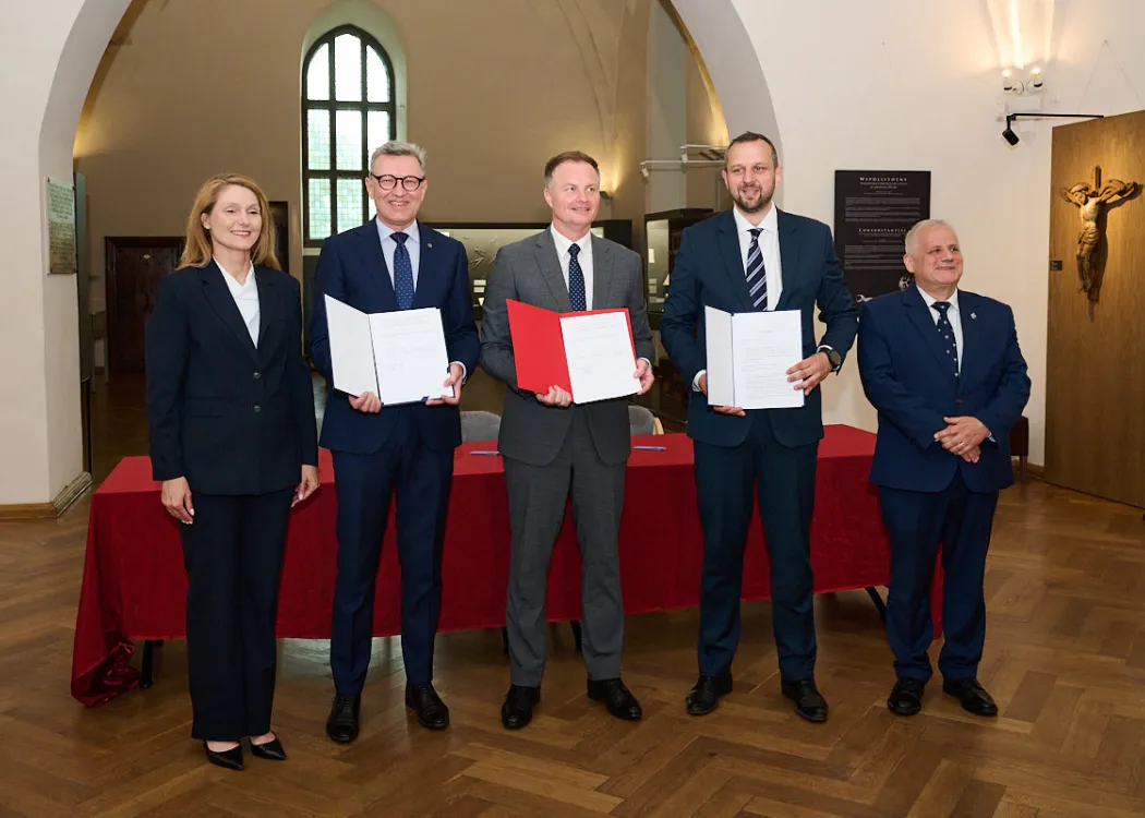 Podpisanie listu intencyjnego w sprawie powstania szpitala klinicznego w Olsztynie: Sylwia Jaskulska, Jerzy Przyborowski, Marcin Kuchciński, Robert Szewczyk, Zbigniew Szczypiński