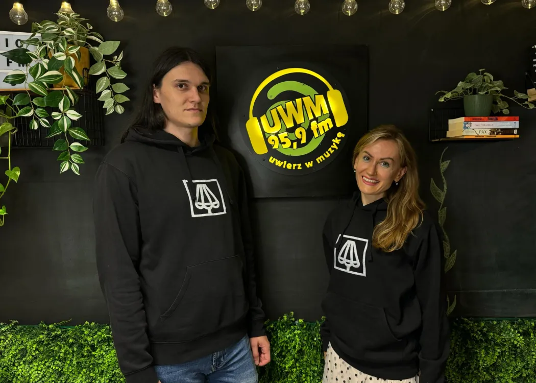 Piotr Dołowy i Ewelina Jasińska, w tle logo Radia UWM FM