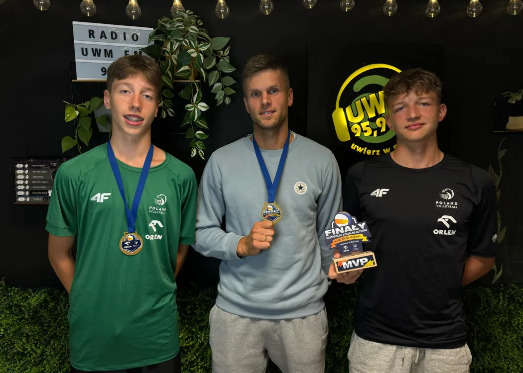 Hubert Ziajka i Karol Łunio pozują ze swoim trenerem Grzegorzem Białkiem