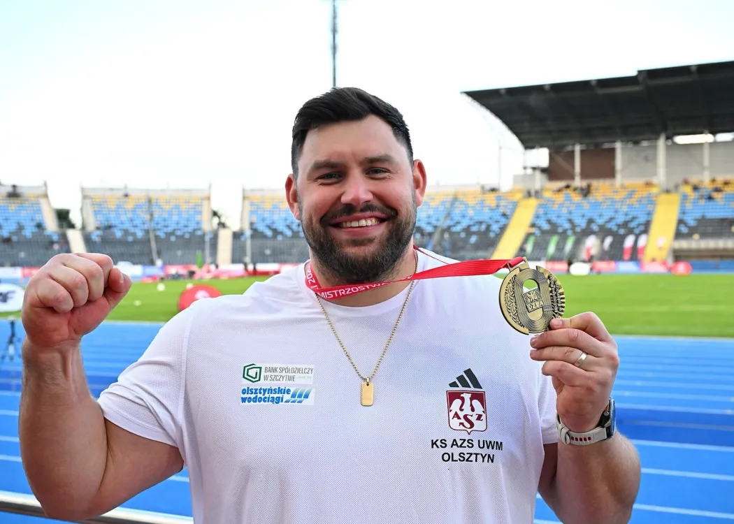 Konrad Bukowiecki z medalem