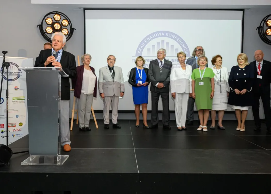Konferencja rzeczoznawców majątkowych - uczestnicy stoją