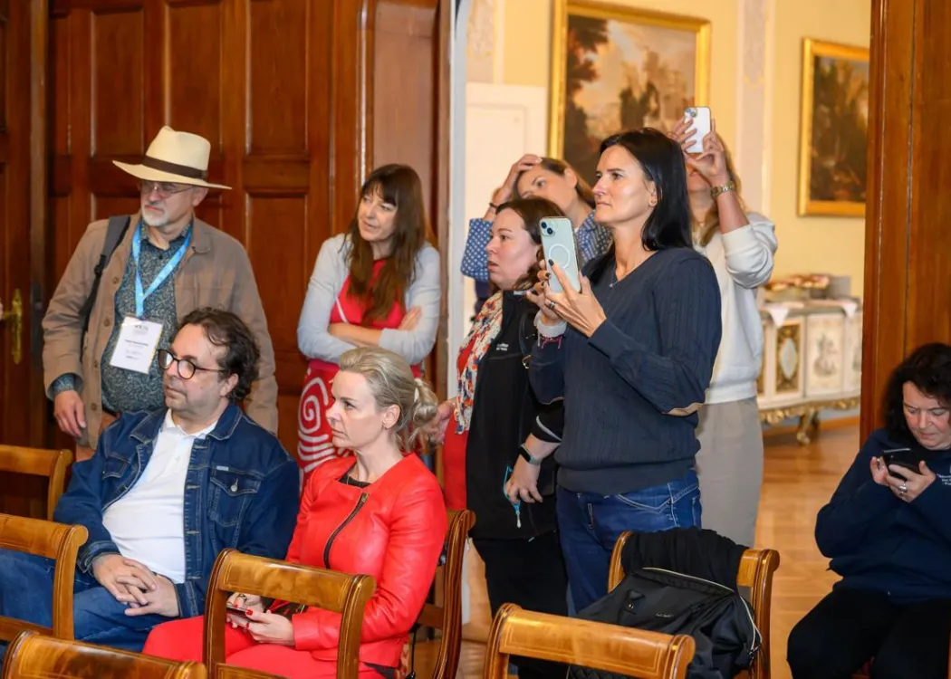 Konferencja redaktorów: uczestnicy słuchają ciekawostek o Pałacu