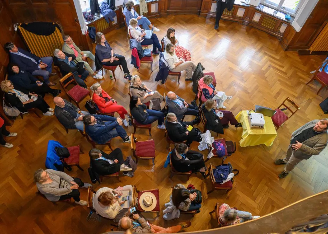 Konferencja redaktorów: uczestnicy konferencji w jednej z sal pałacowych