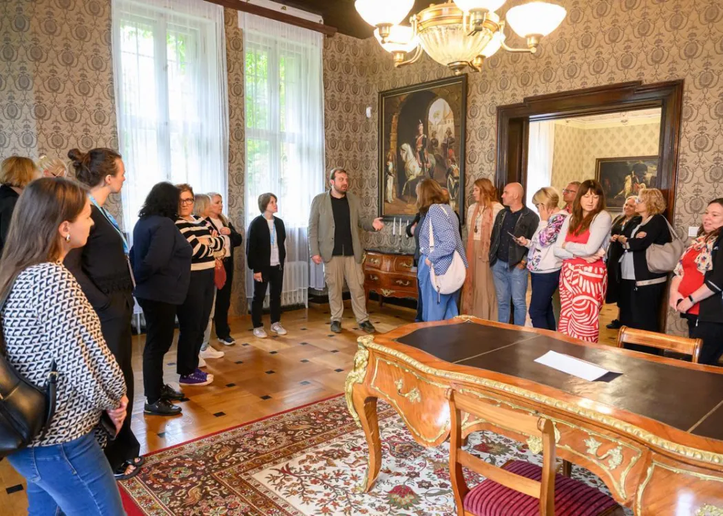 Konferencja redaktorów: uczestnicy zwiedzają Pałac w Łężanach