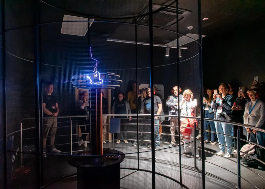 Konferencja redaktorów: uczestnicy zwiedzają Kortosferę