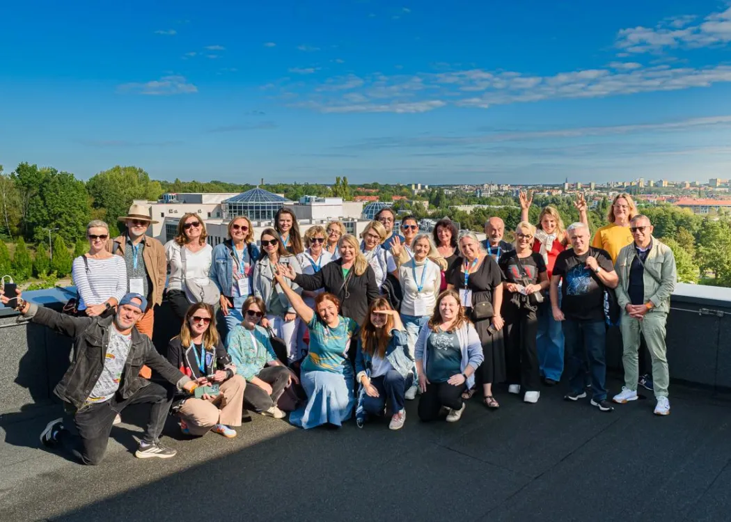 Konferencja redaktorów: uczestnicy konferencji na dachu Kortosfery z widokiem na panoramę Olsztyna