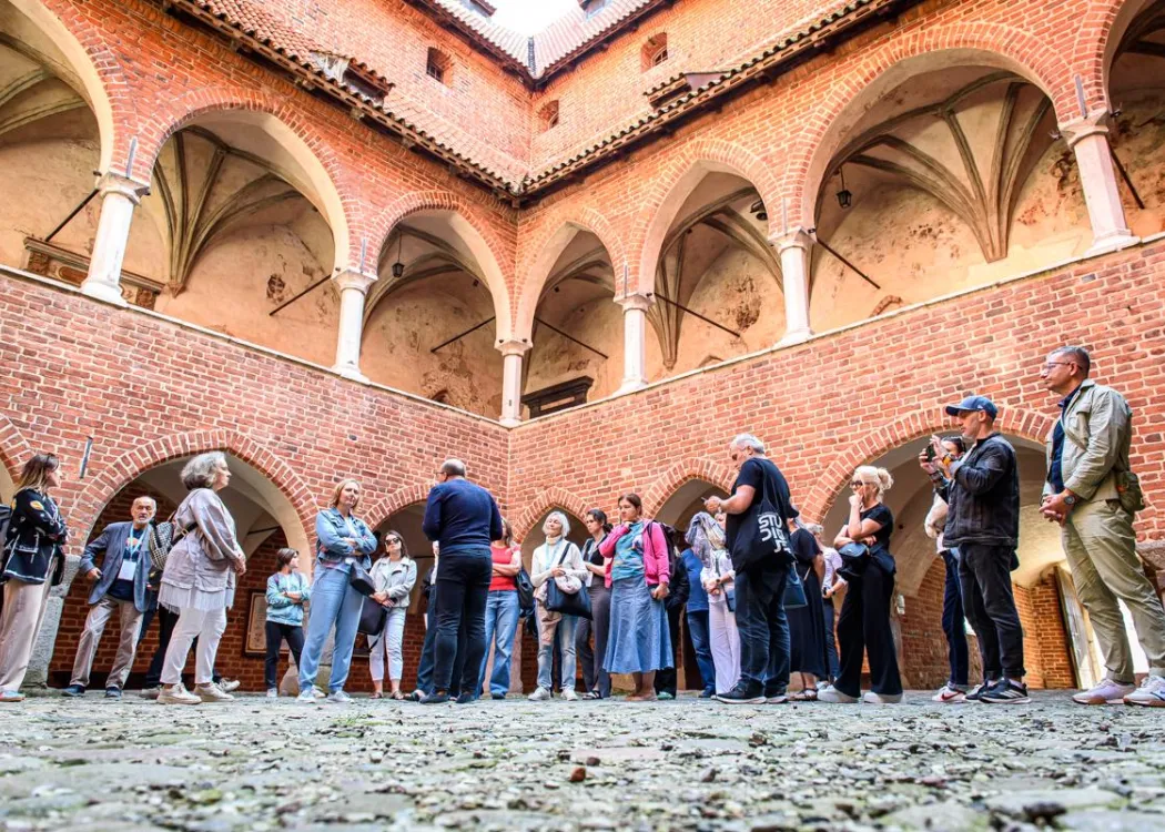 Konferencja redaktorów: uczestnicy na dziedzińcu zamku w Lidzbarku Warmińskim