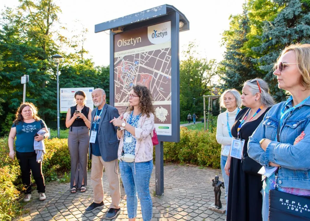 Konferencja redaktorów: uczestnicy zwiedzają Olsztyn z przewodnikiem