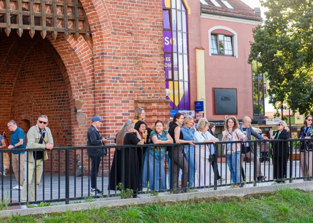 Konferencja redaktorów: uczestnicy zwiedzają Stare Miasto w Olsztynie 