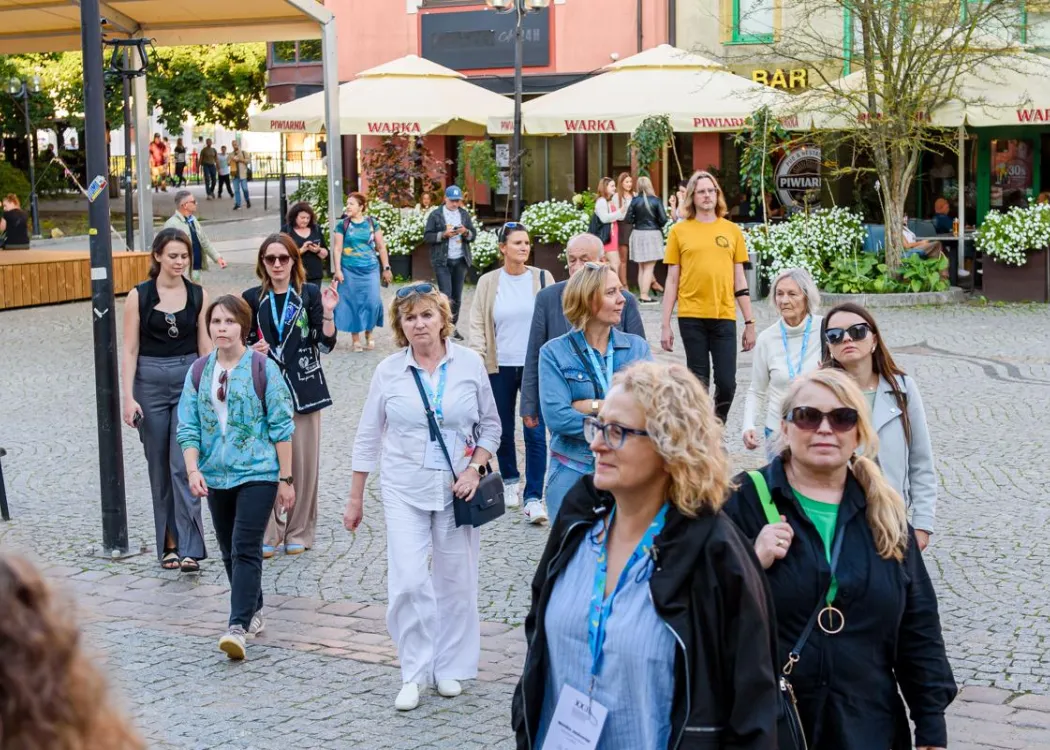Konferencja redaktorów: uczestnicy zwiedzają Stare Miasto w Olsztynie 