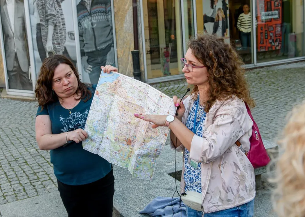 Konferencja redaktorów: Anna Wysocka i przewodniczka po Olsztynie 