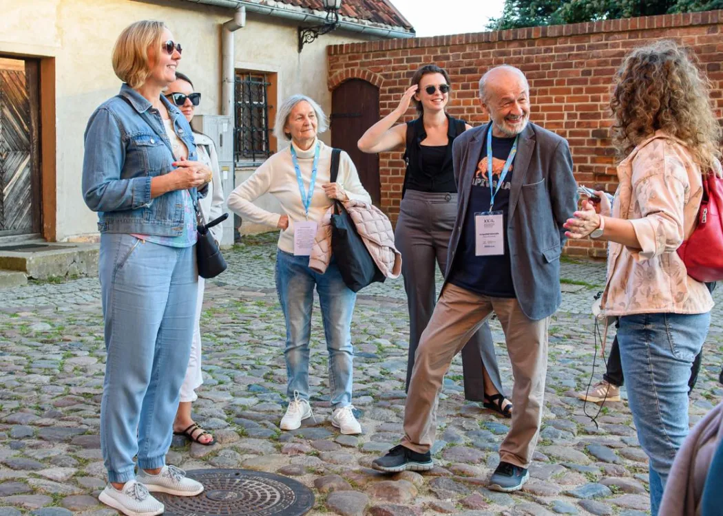 Konferencja redaktorów: uczestnicy zwiedzają Stare Miasto w Olsztynie 