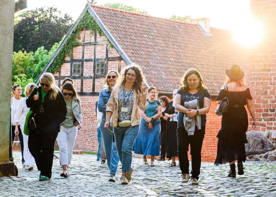 Konferencja redaktorów: uczestnicy zwiedzają Stare Miasto w Olsztynie 
