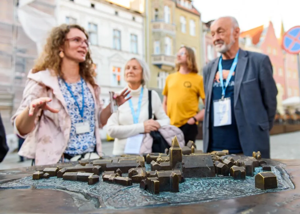 Konferencja redaktorów: przewodniczka i uczestnicy konferencji podczas zwiedzania Starego Miasta w Olsztynie