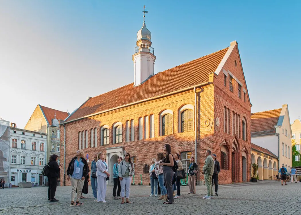 Konferencja redaktorów: uczestnicy zwiedzają Stare Miasto w Olsztynie 