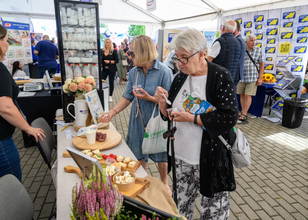 Święto Sera 2025: Kobiety degustują sery