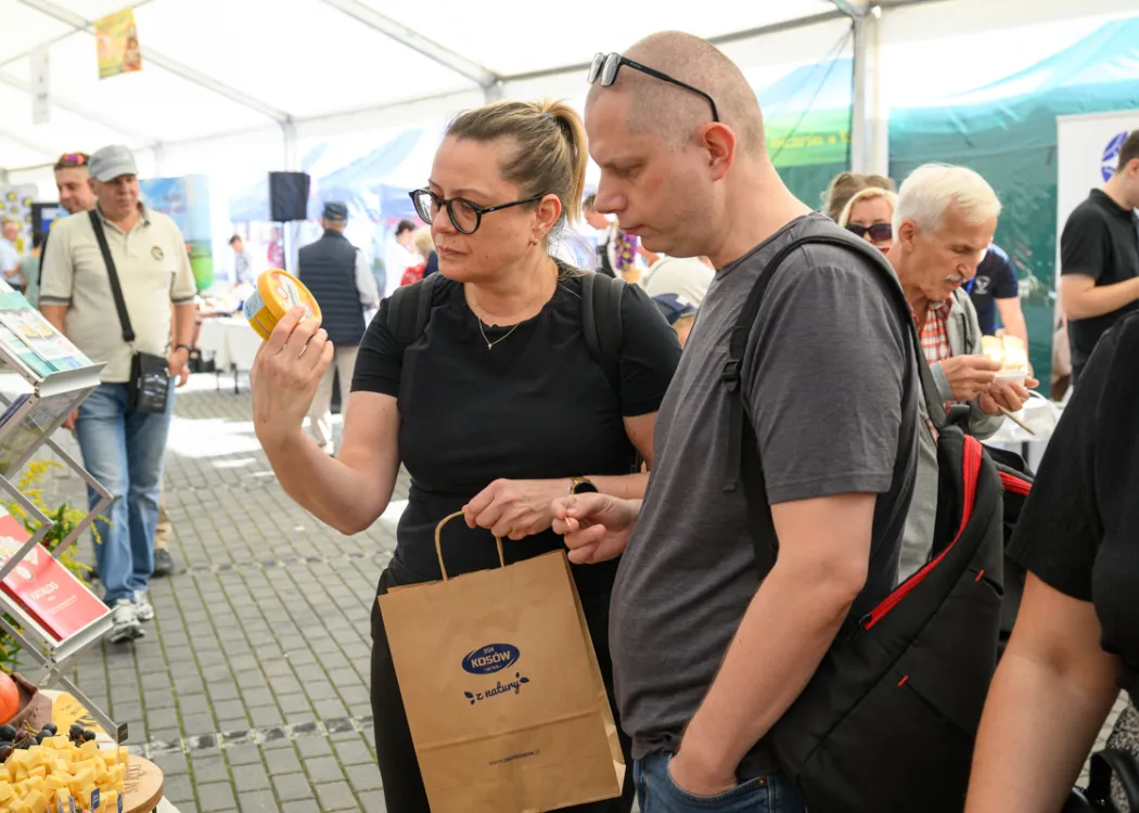 Święto Sera 2025: uczestnicy oglądają zakupione produkty